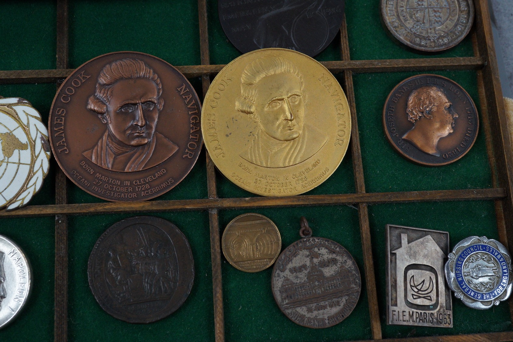 British, French, Australian commemorative medals and badges, to include Nelson, Admiral Vernon, Napoleon, Credit Lyonnaise, French Republic 5 sols 1792, Australia’s 150th anniversary celebrations 1938, Primrose League et